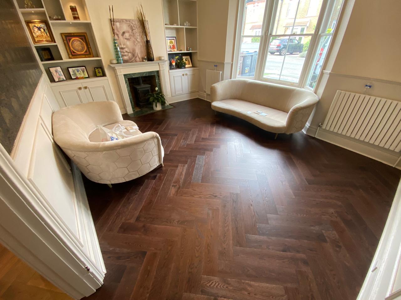 Parket herringbone i errët në sallon klasik