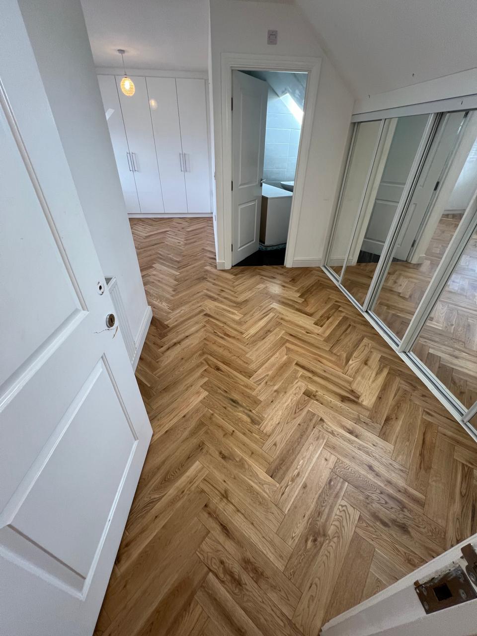 Herringbone lisi në korridorin e papafingos me dollapë