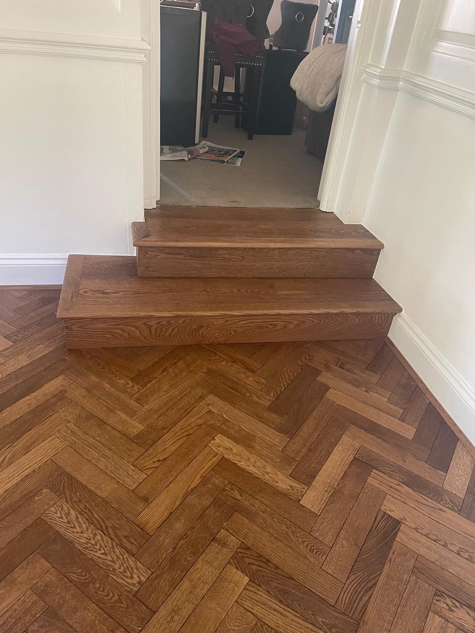 Parket herringbone i errët me tranzicion në korridor
