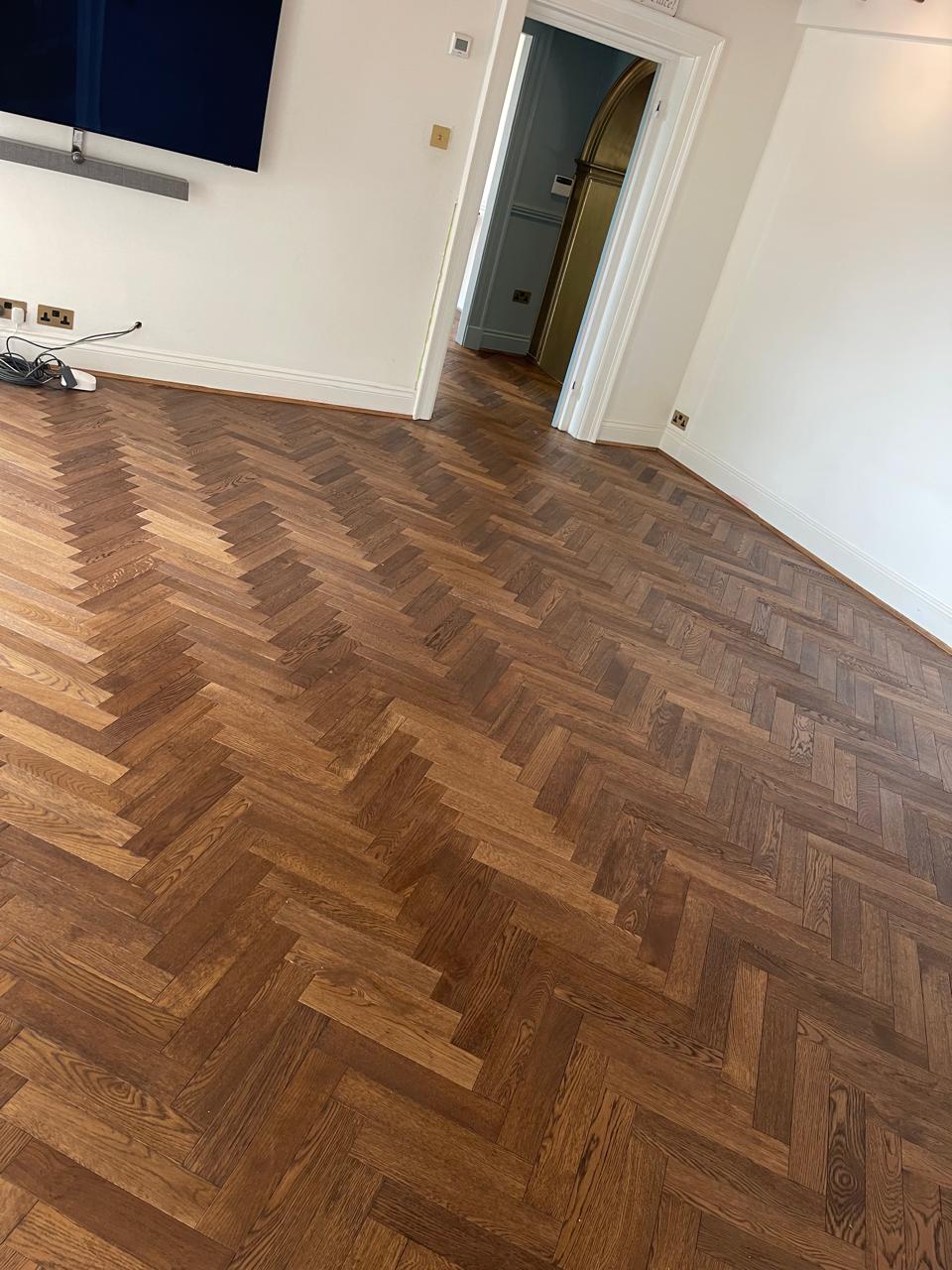 Herringbone i ngjyrosur në sallon me derë të harkuar