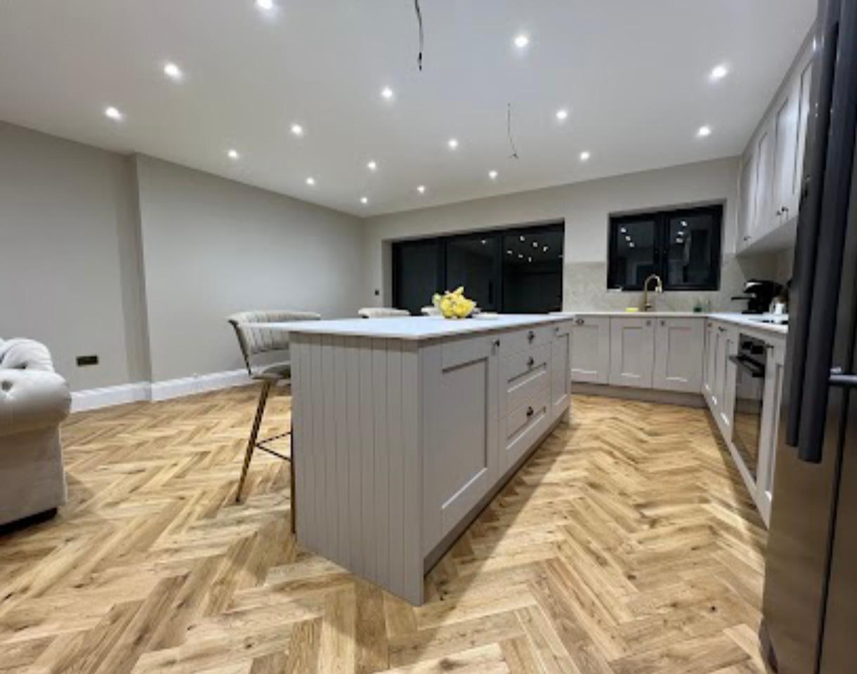 Herringbone lisi në kuzhinë moderne open-plan