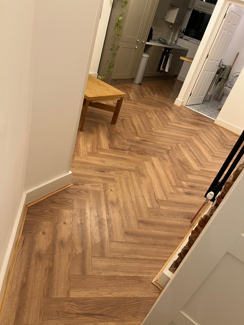 Herringbone lisi në korridor dhe shkallë