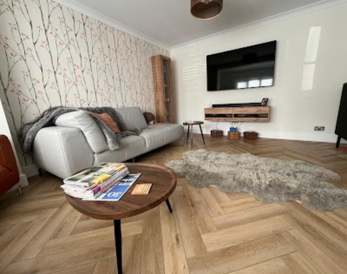 Herringbone lisi në sallon të ngrohtë komod