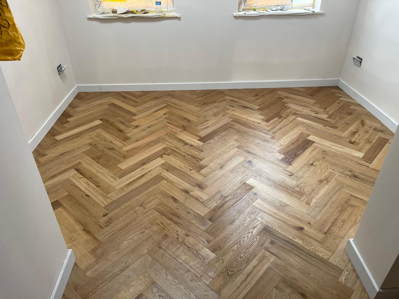 Herringbone lisi rustik në dhomë të sapo instaluar