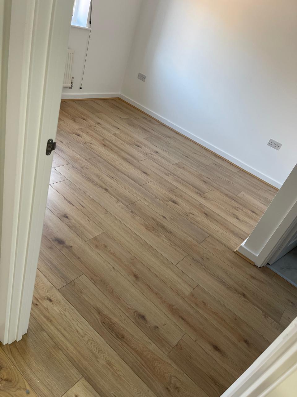 Laminat plank lisi në dhomë bosh