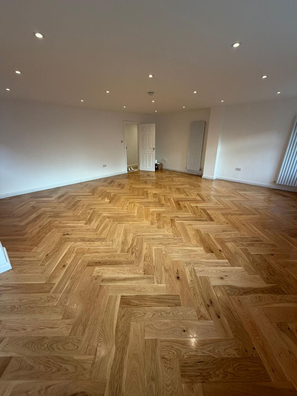 Herringbone lisi në hapësirë të madhe open-plan