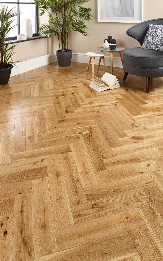 Herringbone lisi natyral në sallon të dekoruar