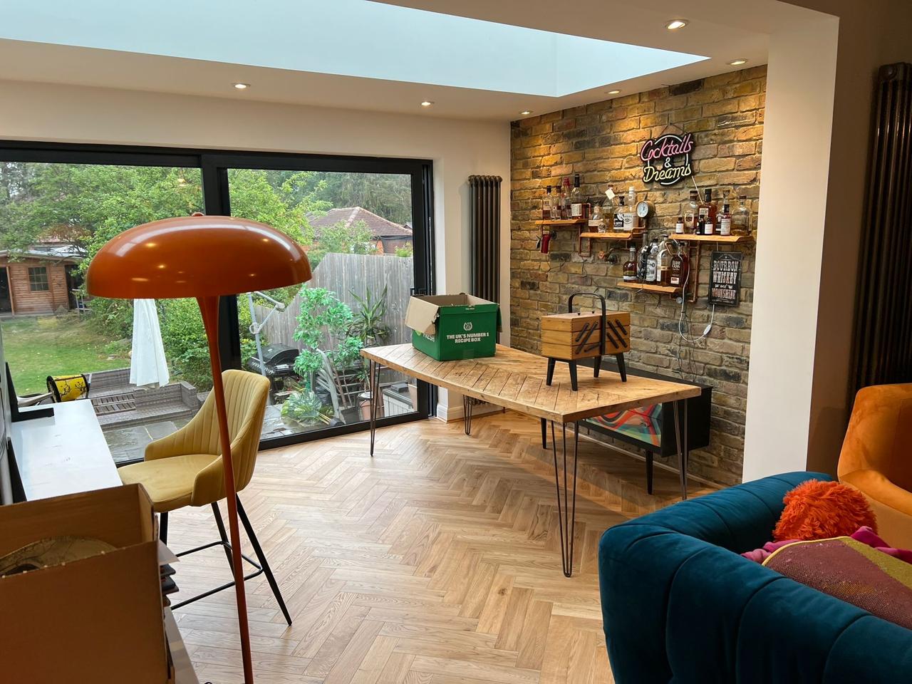 Herringbone lisi në zgjerim modern me bar