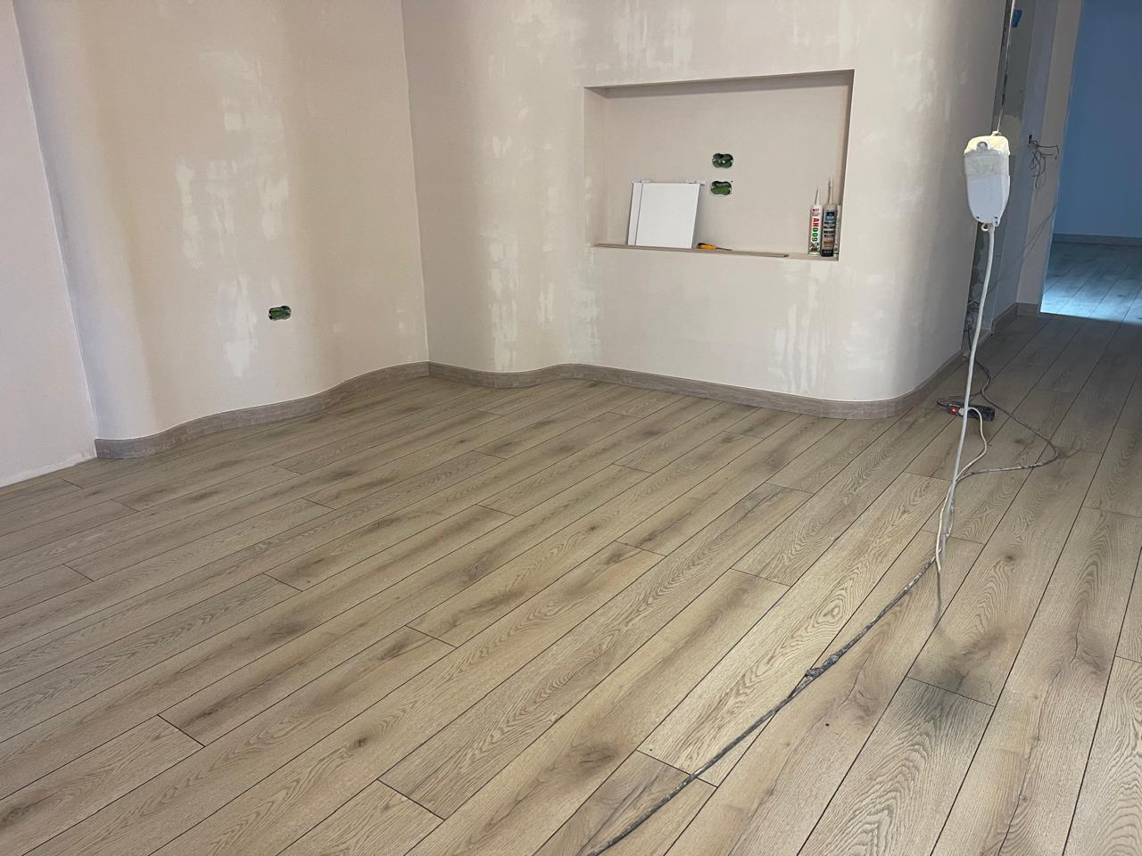 Laminat lisi në dhomë gjatë rinovimit